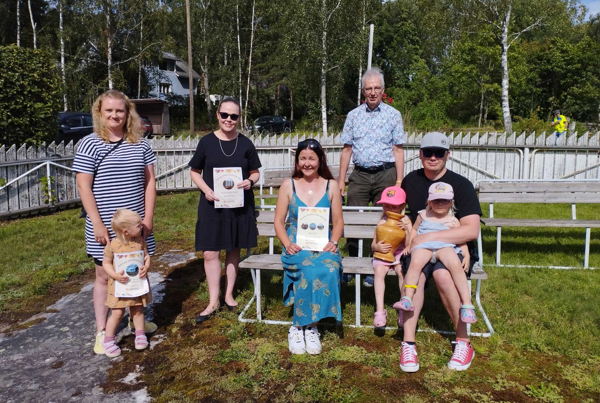 santtio-vuodenvarsinaissuomenkyla2024 Angelniemen kylä luovutti Varsinais-Suomen vuoden kylä -palkinnon Santtiolle. Kunniamaininnan saivat Someron Häntälän ja Kemiönsaaren Degerdalin seudun kylät. Julkistus tehtiin Angelniemen kyläjuhlassa.