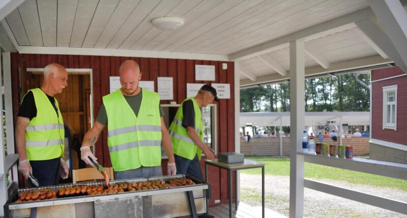 Makkaran grillausta teatteriväelle.
