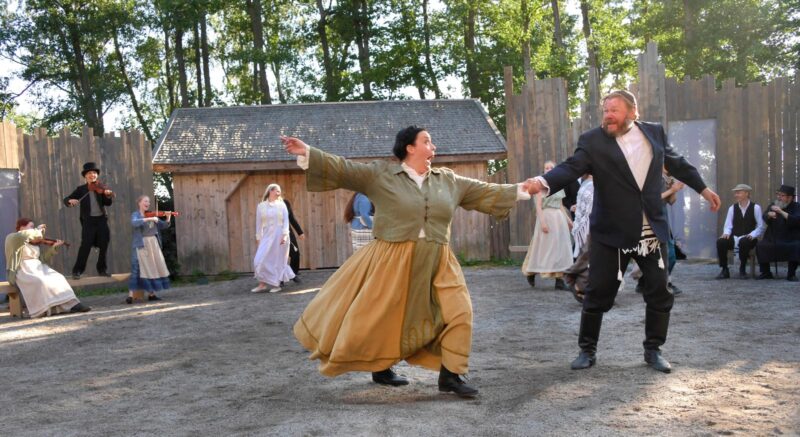 Teatteri Fake on esittänyt Viulunsoittaja katolla -musikaalia kesällä 2024.